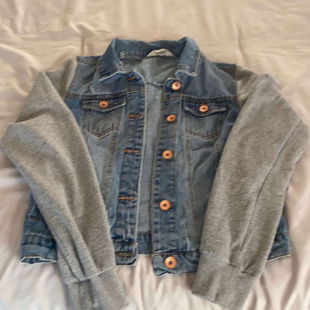 JEAN JACKET W/ GREY SLEEVES